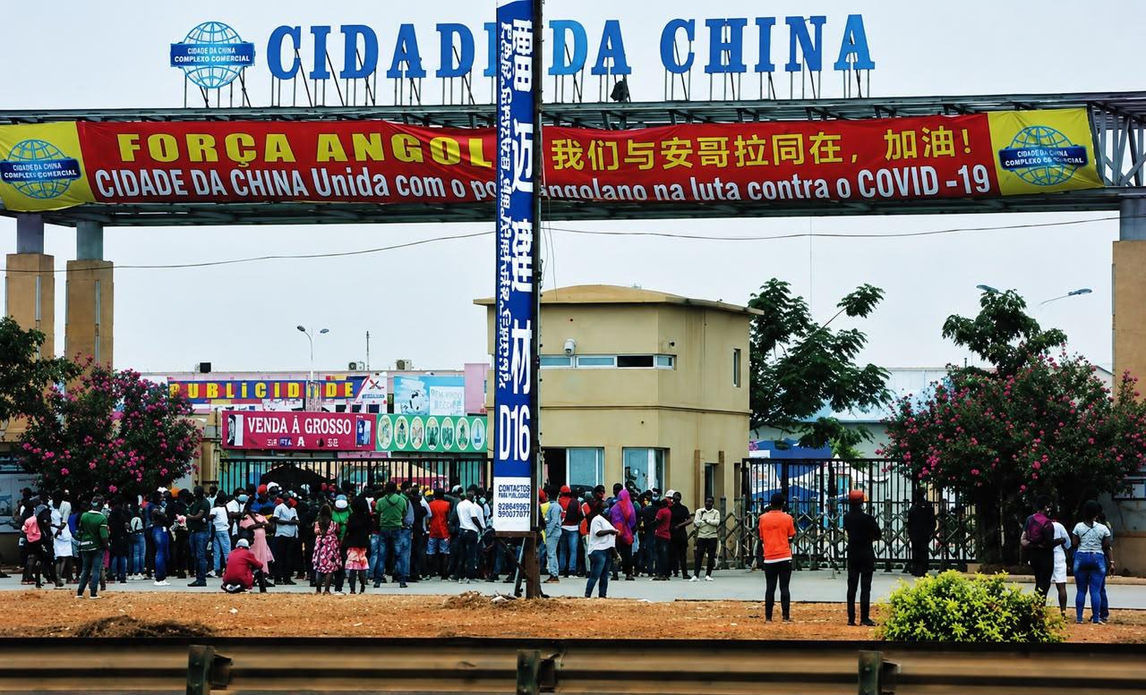 COMERCIANTES CHINESES SÃO ACUSADOS DE ALEGADAMENTE SUBORNAR POLICIAIS PARA IMPEDIR O USO DO LIVRO DE RECLAMAÇÕES